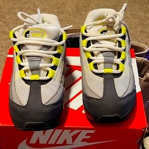Nike Air Max 95, grey/neon Green, size 9(toddler)